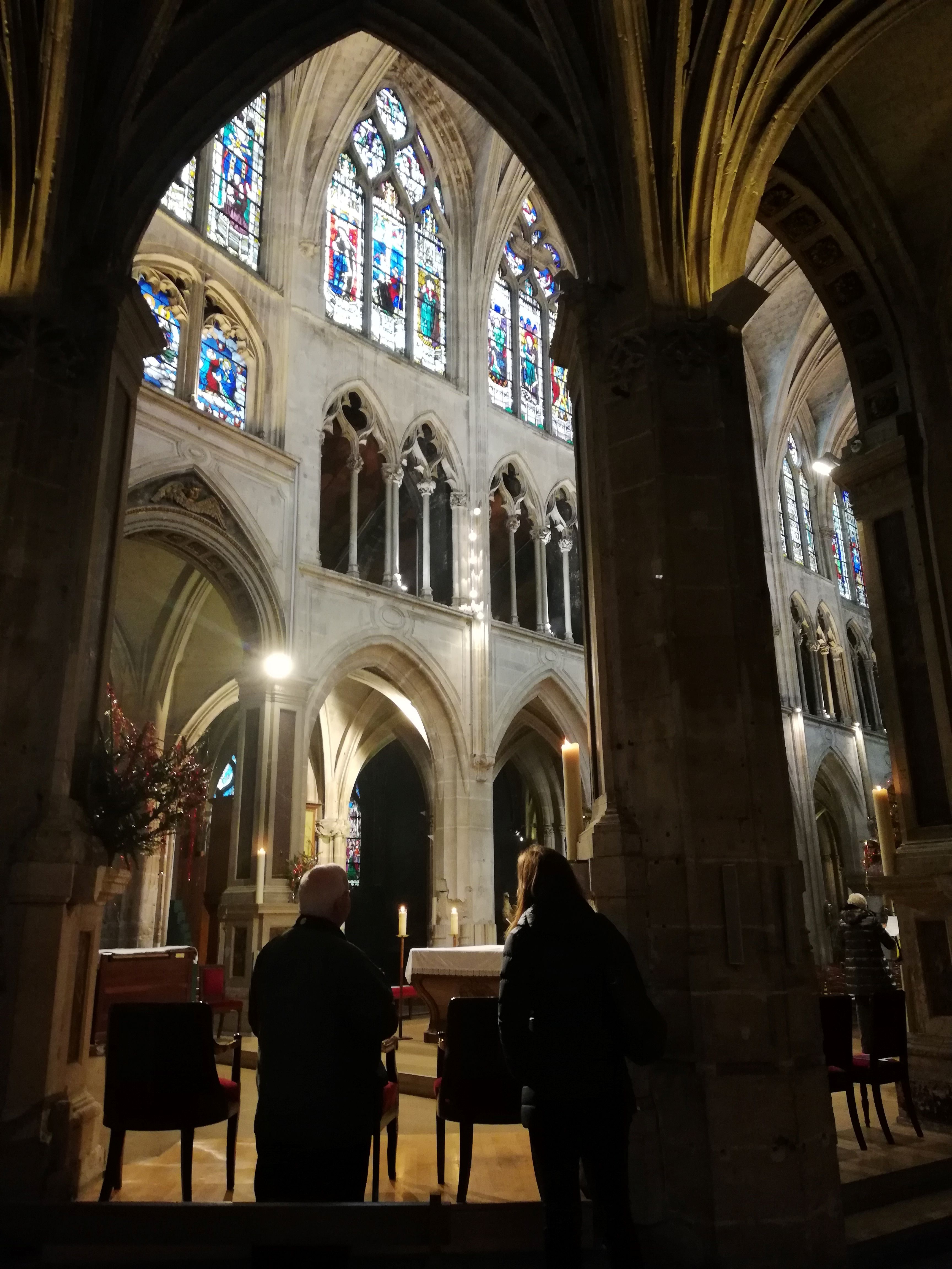 Admiring the area of the presbytery and the high altar from the double perambulatory at Saint-Sévérin